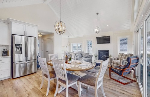 Central Okanagan Cottage | 🐕FAMILY, PET FRIENDLY/GOLF CART-FALL DATES AVAILABLE! CLOSE TO MAIN AMENITIES🍂