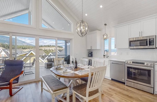 Central Okanagan Cottage | 🐕FAMILY, PET FRIENDLY/GOLF CART-FALL DATES AVAILABLE! CLOSE TO MAIN AMENITIES🍂
