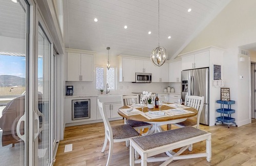Central Okanagan Cottage | 🐕FAMILY, PET FRIENDLY/GOLF CART-FALL DATES AVAILABLE! CLOSE TO MAIN AMENITIES🍂