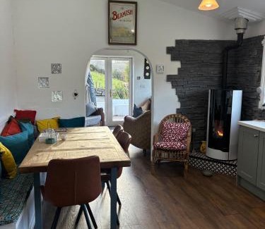 Shiplake House | Family-Pet Friendly-Sleeps 8-Hot Tub-Sauna