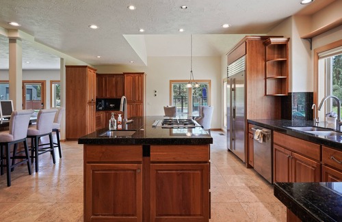 Bend House | Family Retreat, Hot Tub, Basketball, Pickleball, Fire Pit, Games, Luxury Linens