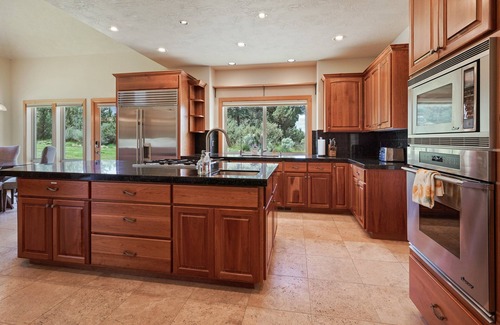 Bend House | Family Retreat, Hot Tub, Basketball, Pickleball, Fire Pit, Games, Luxury Linens