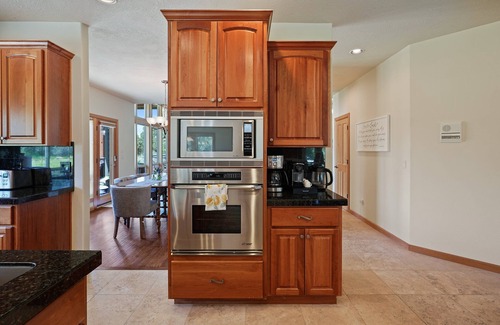 Bend House | Family Retreat, Hot Tub, Basketball, Pickleball, Fire Pit, Games, Luxury Linens