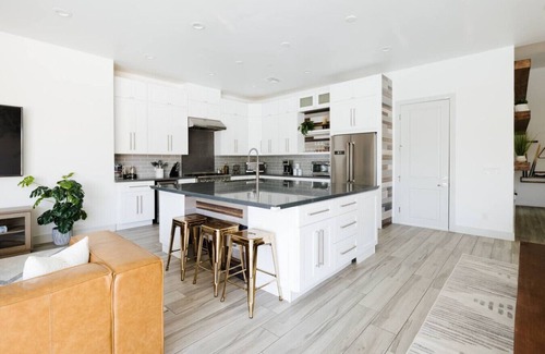 Cox Heights House | Family retreat w/heated pool, BBQ & games