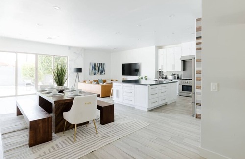 Cox Heights House | Family retreat w/heated pool, BBQ & games