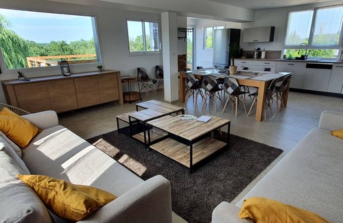 La Fleche Cottage | Family Retreat with Private Pool and River Views near Zoo