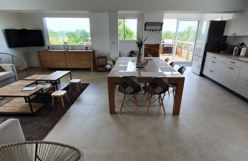 La Fleche Cottage | Family Retreat with Private Pool and River Views near Zoo