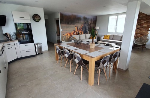 La Fleche Cottage | Family Retreat with Private Pool and River Views near Zoo