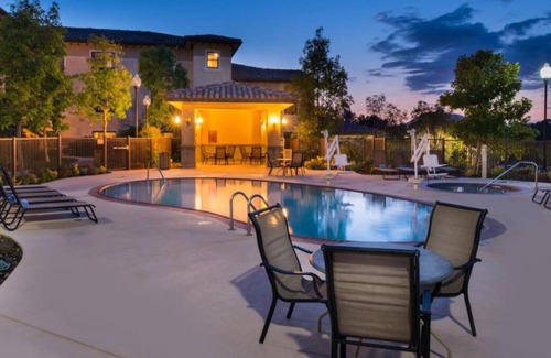 Thousand Oaks House | Family Reunion Lodging! 4 Units w/Full Kitchens, Banquet Hall, Pool