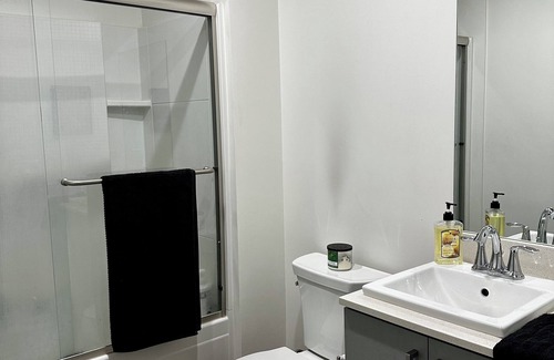 Van Nuys Apartment | Family sized, centrally-located apartment near the freeway & main streets of LA!