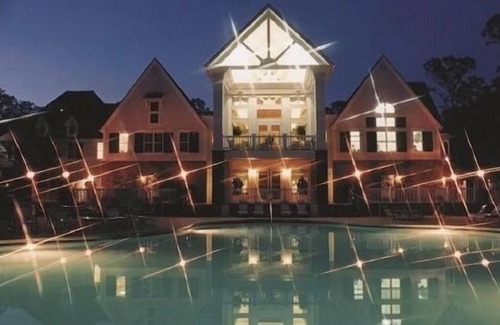 Lackey Cottage | Family-sized Cottage, minutes away from Water Country USA & Busch Gardens!