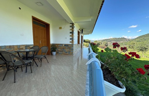 Berat Villa | Family - sized villa , pet friendly , city and castle view with a big garden !