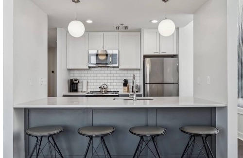 Downtown Pittsburgh Hotel | Family Stay in the Heart of Pittsburgh | Kitchen & Laundry | Parks & Museums