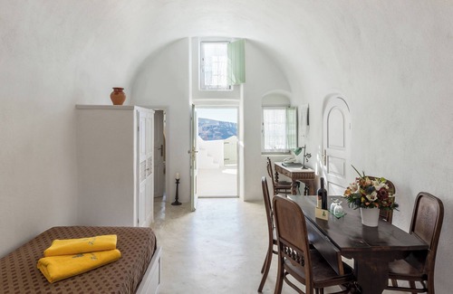 Oia Hotel | Family Suite with Private Whirlpool & Caldera View