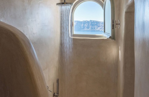 Oia Hotel | Family Suite with Private Whirlpool & Caldera View