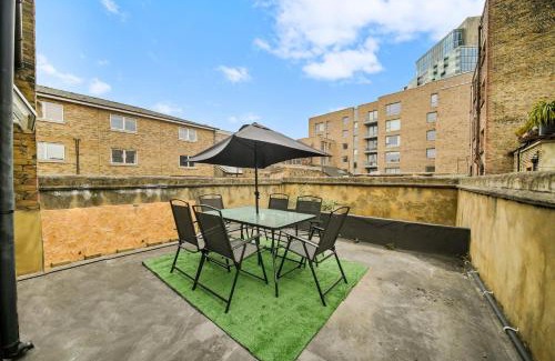 Weavers Apartment | Famous Brick Lane - 1 Bed London Flat with Large Patio - Perfect for long stays