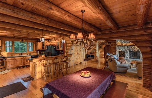 Luther House | Famous Edgetts Lodge on Pine River Sleeps 30 in Luxury