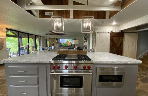 Cashiers House | Famous Whiteside Mountain View - Hot Tub, Wood Fireplace, Convenient to towns