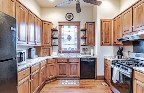 Hannon Park House | Fancy&Foosball! Central Location-Historic Grandeur