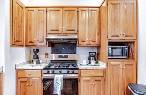 Hannon Park House | Fancy&Foosball! Central Location-Historic Grandeur