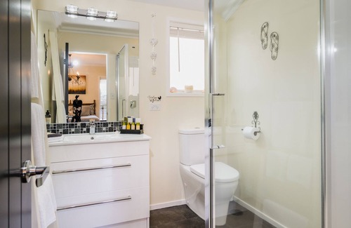 Welcome Bay Apartment | Fantail Nest - Luxurious New Guest Suite