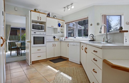 Bowentown House | Fantails Roost - Bowentown Holiday Home
