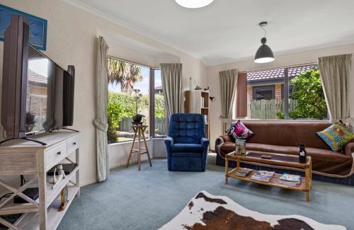 Bowentown House | Fantails Roost - Bowentown Holiday Home