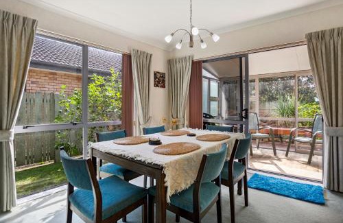 Bowentown House | Fantails Roost - Bowentown Holiday Home