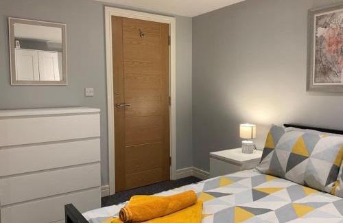 Trafford Apartment | Fantastic 1 Bedroom Basement flat with free parking