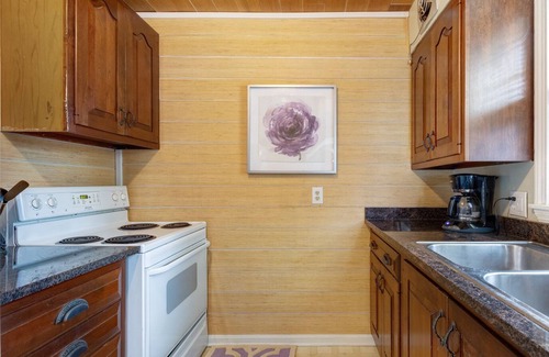 Akron Apartment | Fantastic 2bd Perfect for Traveling Professionals!