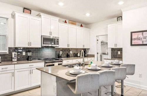 Kissimmee Villa | Fantastic 5 BR/5 BA villa with Pool in Storey Lake Sleeping 15