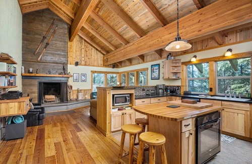 Government Camp House | Fantastic Custom Mountain Cabin w/Lodge Vibes, Hot Tub, Home Theater