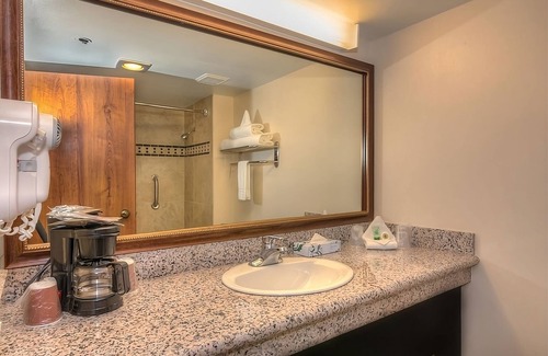 Grand Junction Hotel | Fantastic Deal! Close to Redlands Mesa Golf Course! Indoor Pool, Parking!