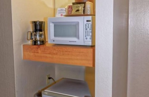 Grand Junction Hotel | Fantastic Deal! Close to Redlands Mesa Golf Course! Indoor Pool, Parking!