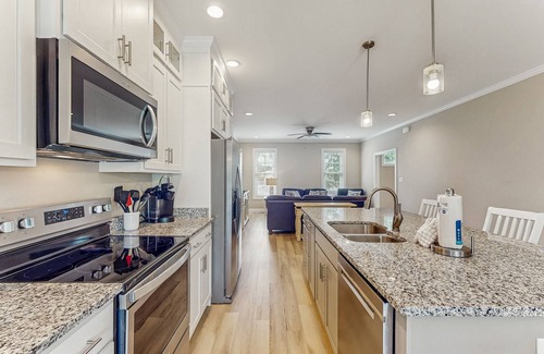 Morehead City House | Fantastic duo in the heart of all the action with fast WiFi, central AC & W/D