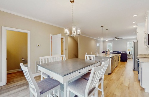 Morehead City House | Fantastic duo in the heart of all the action with fast WiFi, central AC & W/D