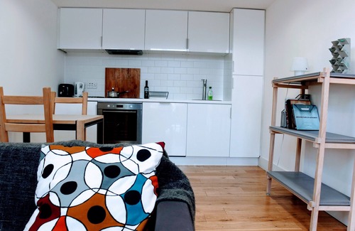 Newhaven Apartment | Fantastic Edinburgh Let - Unique Sculpture Studio!