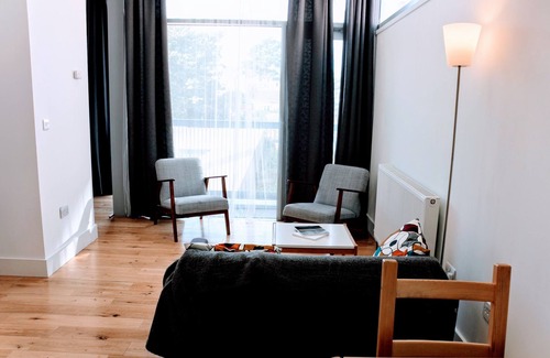 Newhaven Apartment | Fantastic Edinburgh Let - Unique Sculpture Studio!