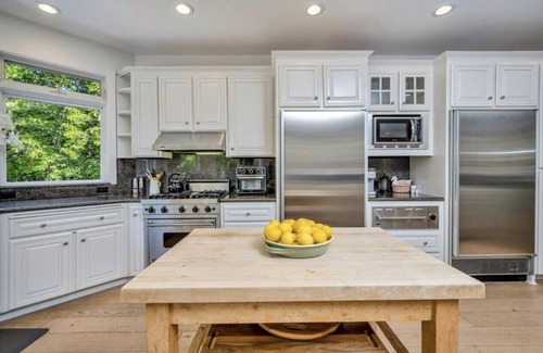St. Helena House | Fantastic Family Home - 2 Blocks to Town
