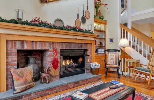 West Hartford Condo | Fantastic four bedroom plus loft and 2.5 bath end unit located in Dartmouth Place