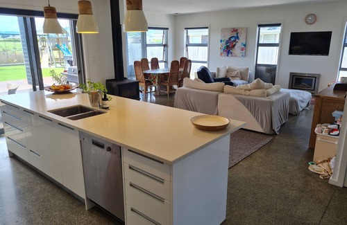 Gisborne House | Fantastic Location, Quiet & Modern