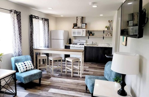 Arnolds Park Apartment | Fantastic Location-Roof Top Patio (shared) and King Bed