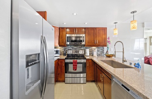 Waikiki Condo | Fantastic Ocean View Unit- close distance to the beach, lagoon, mall, and more