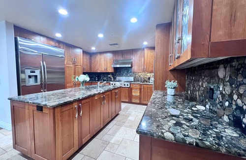 Southwest Anaheim House | Fantastic Upgraded Home: 3 Ensuites, Pool/Jacuzzi!