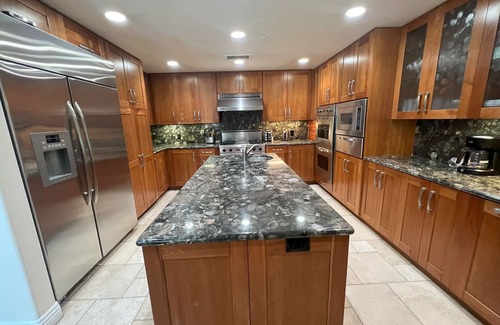 Southwest Anaheim House | Fantastic Upgraded Home: 3 Ensuites, Pool/Jacuzzi!