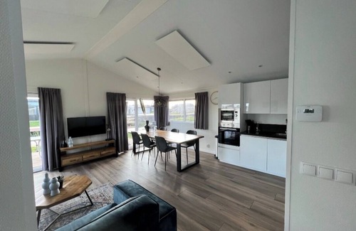 Kampen Ski Chalet | Fantastic vacation chalet on the water - family-friendly with fencing!