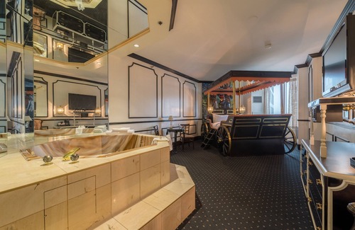 West Edmonton Hotel | Fantasyland Hotel