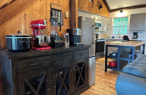 Front Royal Cabin | ▪️Far View Cabin◾️Private Retreat w/Hot Tub