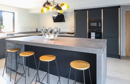 Matlock Cottage | FARLEY MEADOW VIEW, family friendly, with hot tub in Matlock