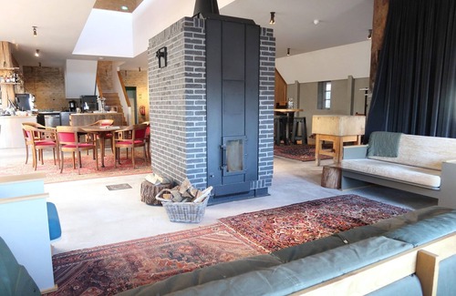 Woudsend House | Farm in Woudsend, Friesland, with bar and jetty